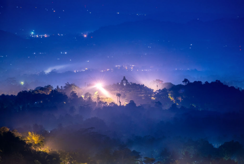 Pemandangan candi borobudur di malam hari