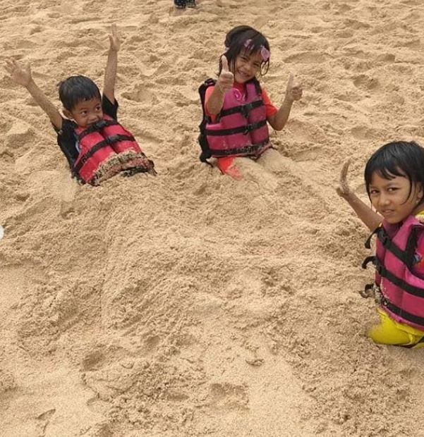 Bermain di pantai Sadranan